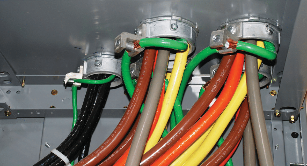 Se muestra como los bushing metálicos se conectan mediante el conductor de puesta a tierra de equipos para crear el camino de baja impedancia para la corriente de falla a tierra