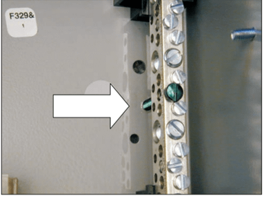 Tornillo metálico color verde como Puente de unión principal en un envolvente metálico