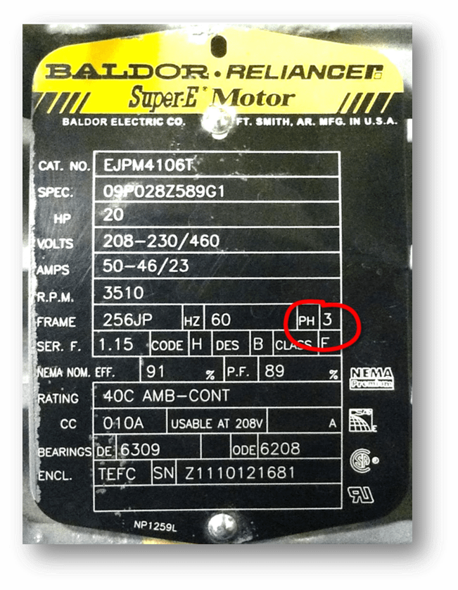 Placa de datos de un motor trifásico Baldor, en esta podemos identificar tres valores de corriente en dependencia del voltaje de operación.