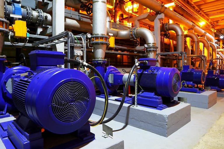 Motores eléctricos de color azul en su carcaza, en funcionamiento dentro de una industria